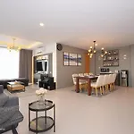 Villa Wezu Dago Village Bandung